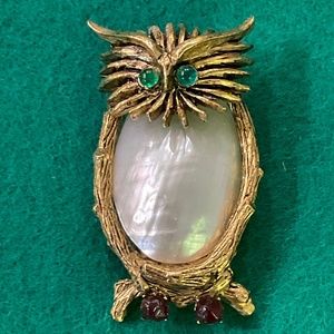 Vintage Signed Hattie Carnegie Gold Tone Owl Brooch Green Eyes MOP Belly